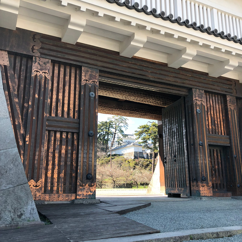 銅門越しの小田原城天守